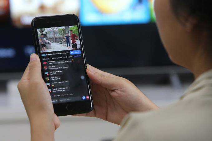   Bộ TT&TT đề xuất, chỉ tổ chức, doanh nghiệp trong nước có giấy phép mạng xã hội hoặc tổ chức, doanh nghiệp nước ngoài cung cấp xuyên biên giới tại Việt Nam có thông báo hoạt động với Bộ Thông tin và Truyền thông mới được cung cấp dịch vụ livestream. (Ảnh minh hoạ)  