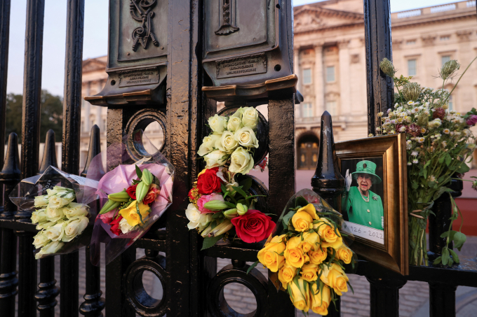Người dân Anh đặt hoa trước cổng lâu đài để tưởng nhớ cố Nữ hoàng Elizabeth II