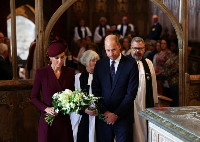 Cặp đôi Kate - William tưởng nhớ Nữ hoàng Anh