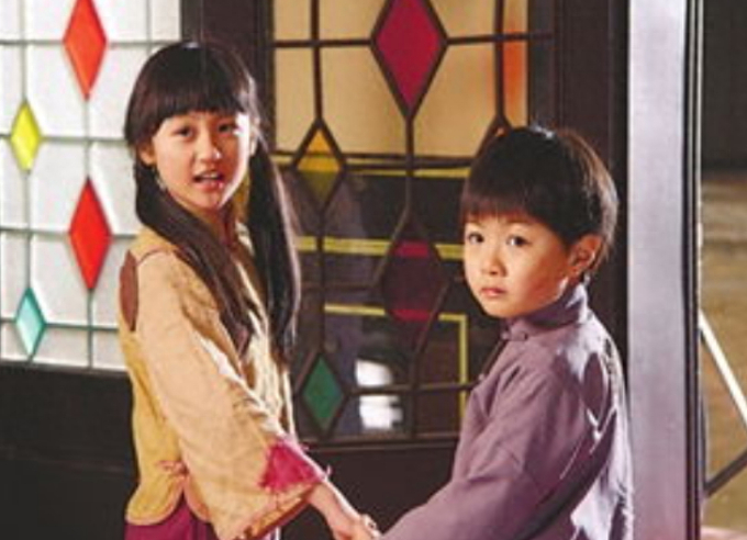 Lục Tử Nghệ (bên trái) được gia đình ủng hộ khi theo đuổi sự nghiệp diễn xuất