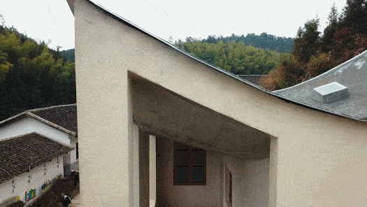 Mái nhà được thiết kế hình hyperboloid vô cùng độc đáo.