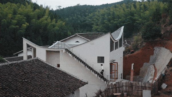 Bên cạnh nhà có một cầu thang nhỏ dẫn lên sân thượng. 