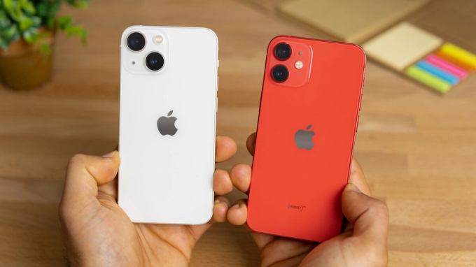   Theo Forbes, có thể nói iPhone mini là một thất bại thương mại của Apple. (Ảnh: PhoneArena)  