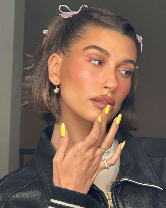 Hailey Bieber lại gây sốt với style makeup 