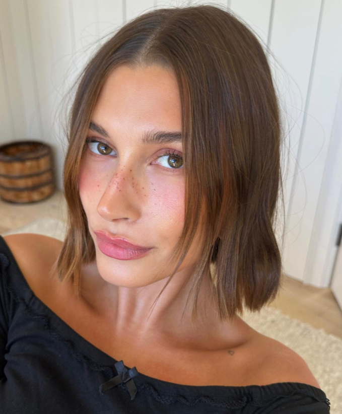Hailey Bieber lại gây sốt với style makeup 
