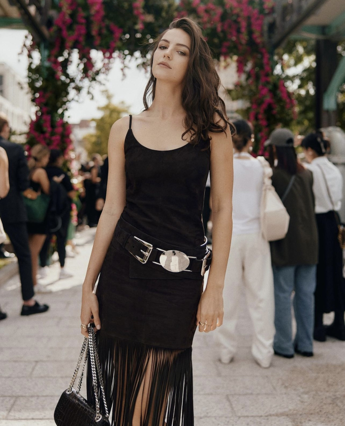 Ella Hunt xinh đẹp hút hồn trong trang phục tua rua màu đen tối giản