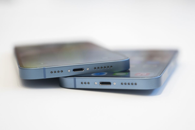 iPhone 15 dự kiện sẽ là dòng iPhone đầu tiên của Apple trang bị cổng sạc USB-C. (Ảnh: Bloomberg)
