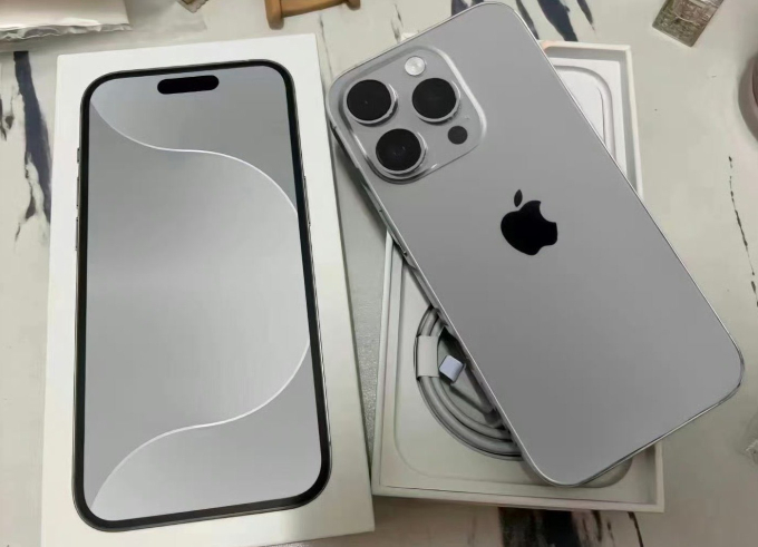   Hình ảnh cho thấy, tùy chọn màu xám titan mới của iPhone 15 Pro với gam màu tối hơn bạc, nhưng vẫn sáng hơn nhiều so với màu đen không gian, cho cảm giác sang trọng và đầy lịch lãm. (Ảnh: X)  