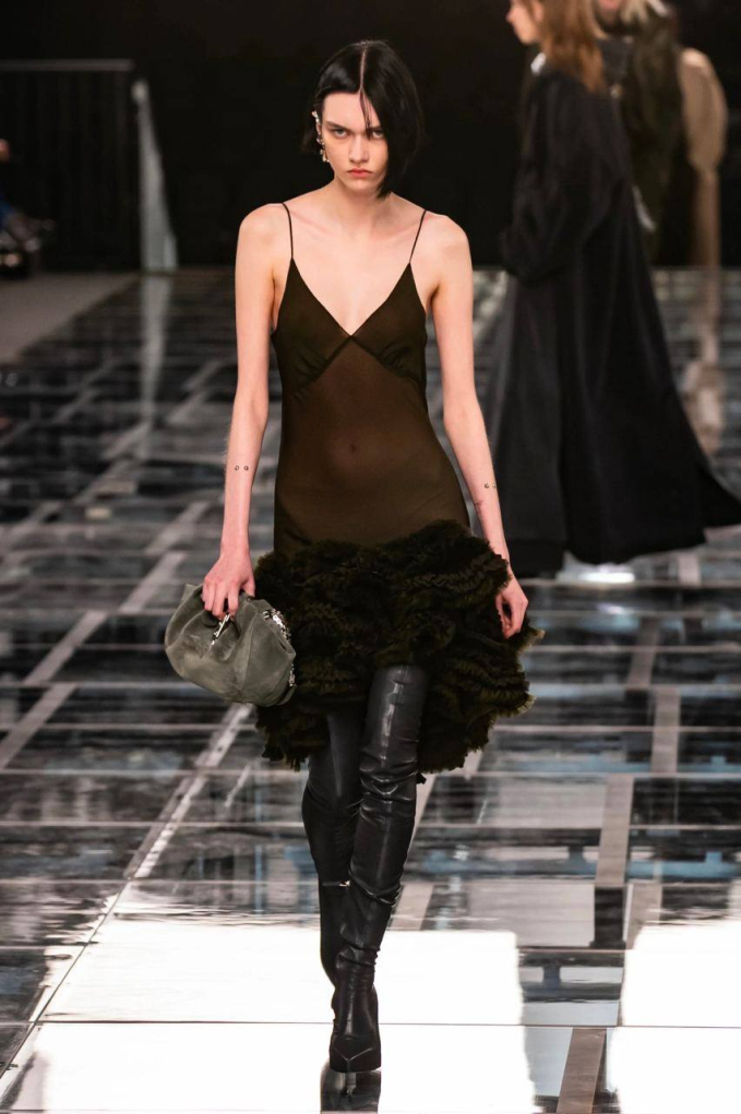 Nàng mẫu trẻ lạnh cùng những sải chân catwalk mạnh mẽ chinh chiến khắp các sàn runway quốc tế của Valentino, Givenchy, Jean Paul Gaultier,...