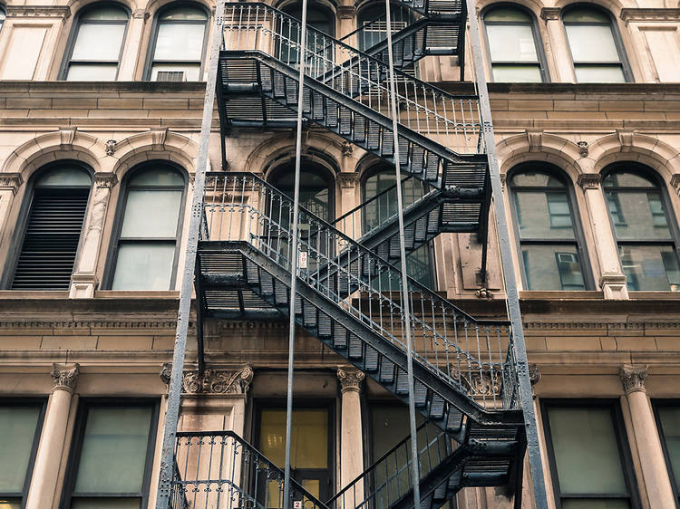 Phải đến tận những năm 1860, những chiếc cầu thang này mới có mặt ở New York