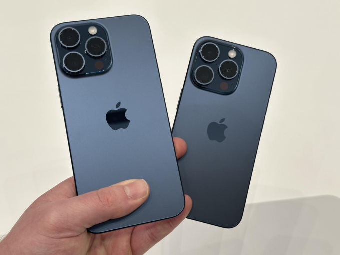   Khi kết hợp cùng 4 màu sắc titan, sự sang trọng của iPhone 15 Pro thậm chí còn vượt lên một tầm cao mới. The Verge cho rằng màu sắc mới của iPhone 15 mới rất đẹp, kết cấu mờ và khung bo tròn ở mặt sau cho cảm giác cầm nắm thoải mái hơn. (Ảnh: Business News)  