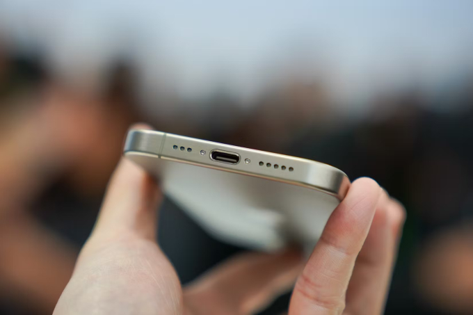 Năm nay, Apple cũng đã mang cổng kết nối USB-C lên iPhone 15 series. Vậy là sau hơn 1 thập kỷ, cổng kết nối Lightning sẽ chính thức tạm biệt người dùng kể từ thời điểm này. (Ảnh: Raymond Wong) 