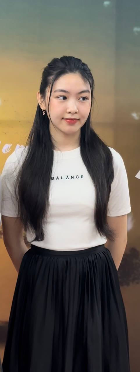 Lọ Lem (tên thật là Mai Thảo Linh, 18 tuổi), con gái đầu của nam MC Quyền Linh
