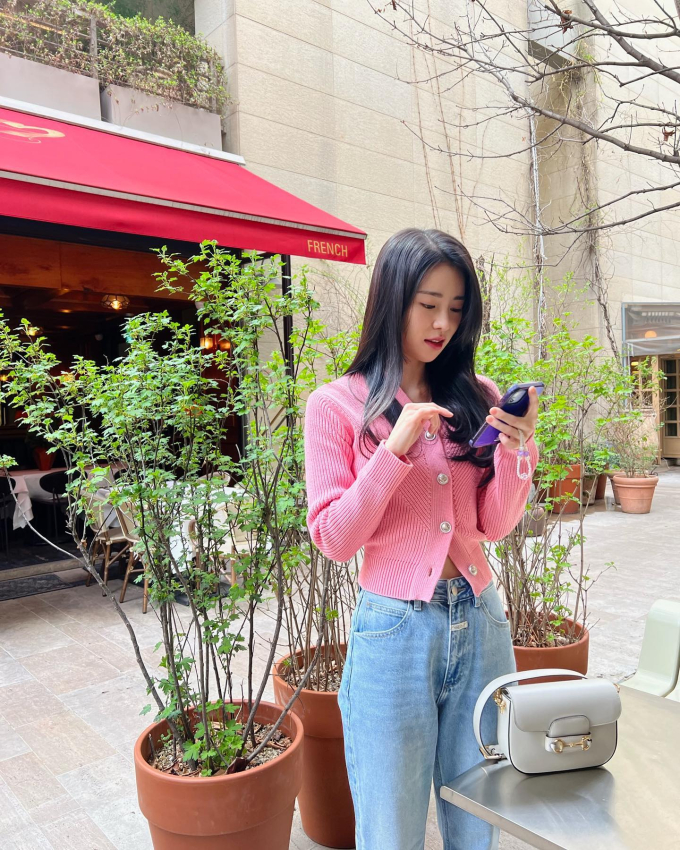  Với sở thích diện quần jeans, Ji Yeon luôn biết cách biến hóa outfit của bản thân để trở nên mới mẻ và màu sắc hơn. Một trong những mẫu áo ''ruột'' được cô vô cùng yêu thích để mix với quần jeans chính là áo cardigan len. Tủ đồ của ''ác nữ The Glory'' có rất nhiều áo cardigan sáng màu. Đầu tiên phải kể đến 2 chiếc áo mang tông hồng phấn cực kỳ dễ thương và nữ tính này.