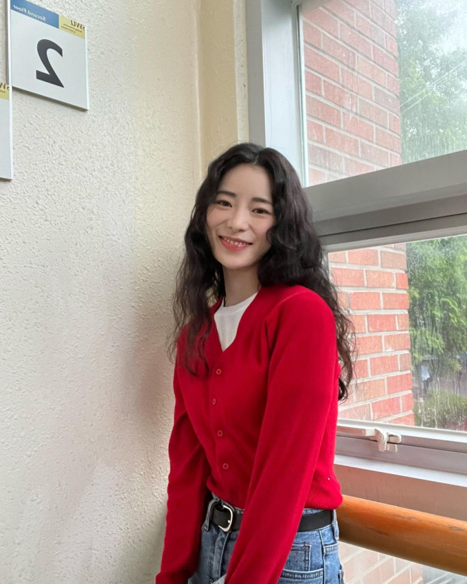  Set đồ với chiếc áo cardigan màu đỏ cũng được Ji Yeon biến tấu thêm cùng 1 chiếc thắt lưng bản nhỏ để tạo điểm nhấn cho outfit.