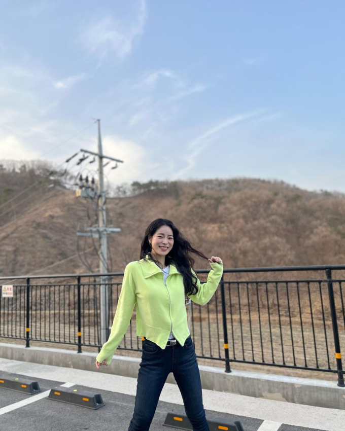 Sở hữu nước da trắng sáng nên Ji Yeon chẳng hề ngần ngại các gam màu nổi như xanh nõn chuối. Chiếc áo khoác này được cô mix với quần jeans ống bó vô cùng ăn ý, giúp vóc dáng của người đẹp U35 thêm phần gọn gàng.  