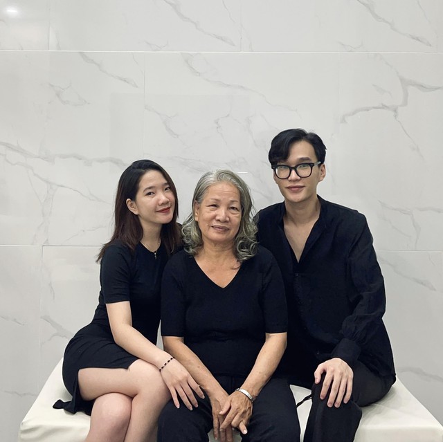 Chấn Phong cùng mẹ và chị gái 