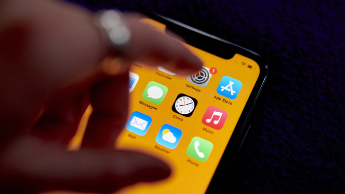 Người dùng iPhone lẫn Android được khuyến cáo cập nhật các ứng dụng đã đề cập trong bài lên phiên bản phần mềm mới nhất ngay lập tức. (Ảnh: Getty Images)