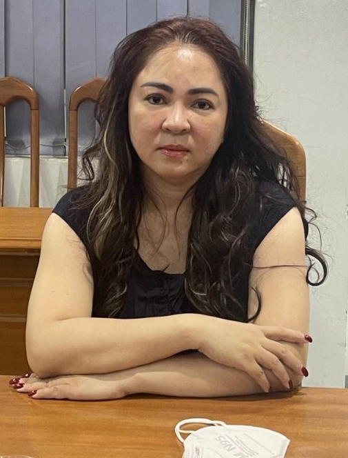 Bà Nguyễn Phương Hằng tại cơ quan điều tra. Ảnh: Công an TP HCM