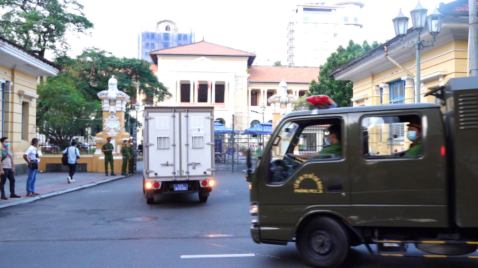 Ghi nhận của PV sáng 21/9, bị cáo Nguyễn Phương Hằng và Đặng Anh Quân được dẫn giải tới tòa bằng hai xe đặc chủng.