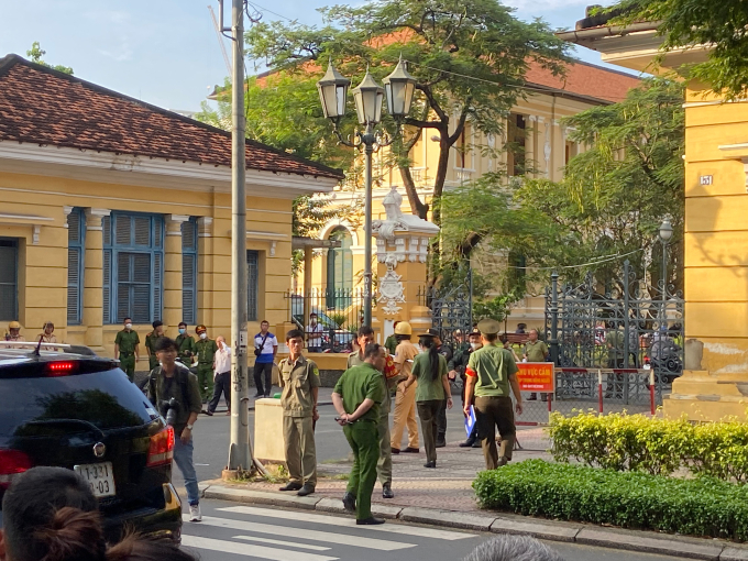 Lực lượng chức năng được bố trí xung quanh trụ sở toà và thiết lập nhiều hàng rào, yêu cầu đám đông giải tán khỏi khu vực trước phiên toà. 