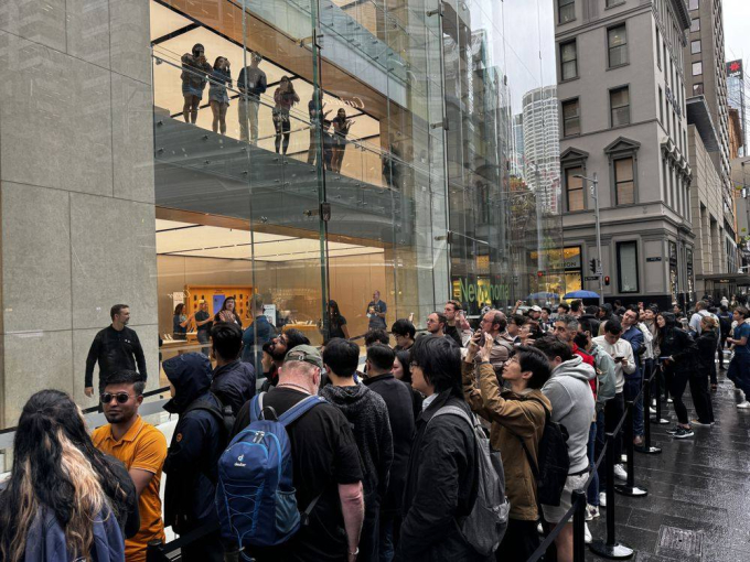 Khung cảnh hàng người kéo dài chờ mua iPhone 15 tại Apple Store ở Úc (Ảnh: 9news)