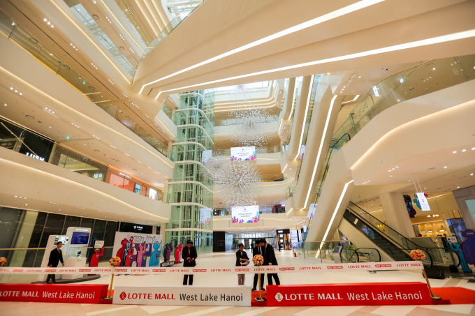   Sáng nay (22/9), tổ hợp thương mại Lotte Mall Tây Hồ (Hà Nội) chính thức khai trương sau gần 2 tháng hoạt động thử nghiệm, thu hút hàng nghìn lượt khách đến tham quan, mua sắm và trải nghiệm đa dạng loại hình dịch vụ  