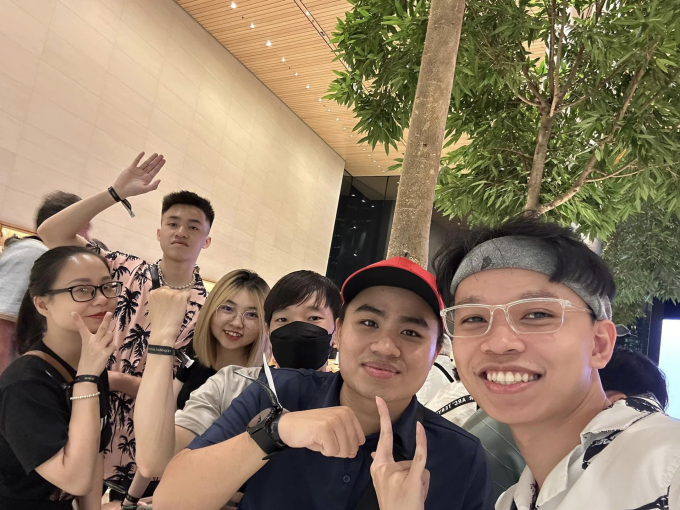 Thanh Tùng (ngoài cùng bên phải) cùng bạn bè sang Thái Lan để mua sớm iPhone 15. (Ảnh: NVCC)