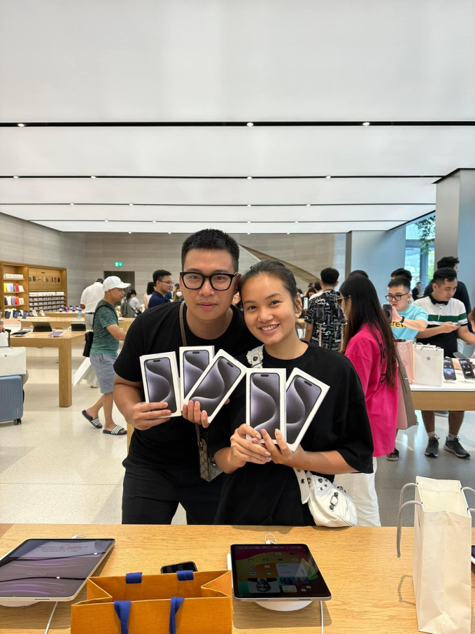 Anh Tùng Hoàng, một người chuyên buôn hàng xách tay, cũng đã nhận được iPhone 15 Pro Max sau 5 giờ xếp hàng tại Apple Store ở Singapore. (Ảnh: NVCC)