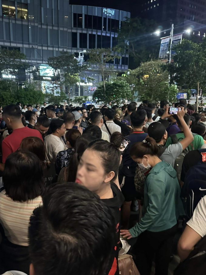 Người Việt xếp hàng từ đêm, đội mưa để mua sớm iPhone 15 tại Thái Lan, Singapore