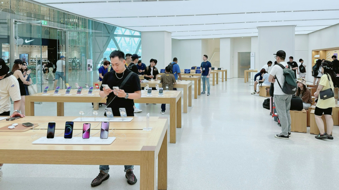 Anh Tuấn Thanh chọn cửa hàng Apple Store tại Singapore làm 