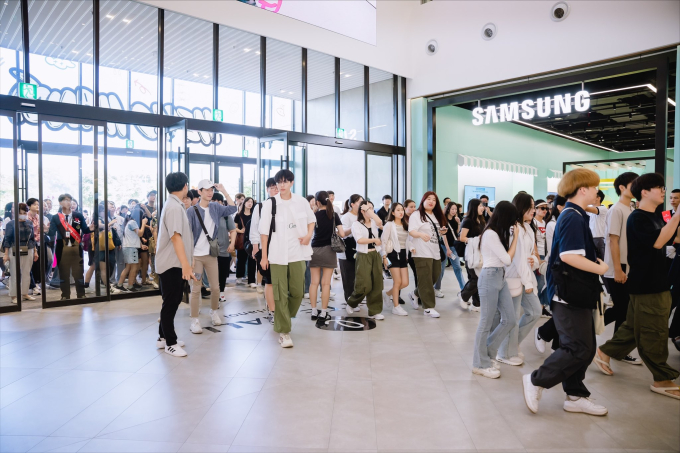   Ngay sau lễ khai trương, tổ hợp thương mại Lotte Mall Tây Hồ chính thức mở cửa, đón người dân đã chờ hàng tiếng đồng hồ phía bên ngoài  