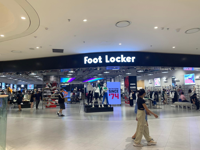 Foot Locker - thương hiệu giày và trang phục thể thao đình đám của Mỹ với showroom rộng hơn 600 m2 tọa lạc tại tầng 2 Lotte Mall Hồ Tây .