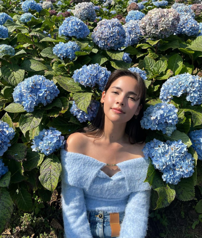   ''Bông hồng lai đẹp nhất Thái Lan'' lựa chọn mẫu áo len lông màu xanh dương dịu mắt và trendy.   