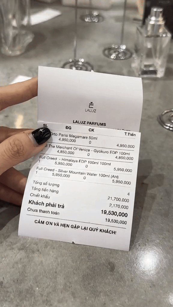 Văn Quỳnh ''chốt đơn'' 4 chai nước hoa với chiếc bill 19,5 triệu. 