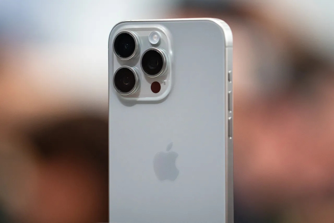   Apple cho biết ống kính Telephoto trên iPhone 15 Pro Max có hệ thống ổn định máy ảnh tiên tiến nhất của công ty, với sự kết hợp giữa ổn định hình ảnh quang học và mô-đun dịch chuyển cảm biến 3D tự động lấy nét. (Ảnh: ZDNet)  