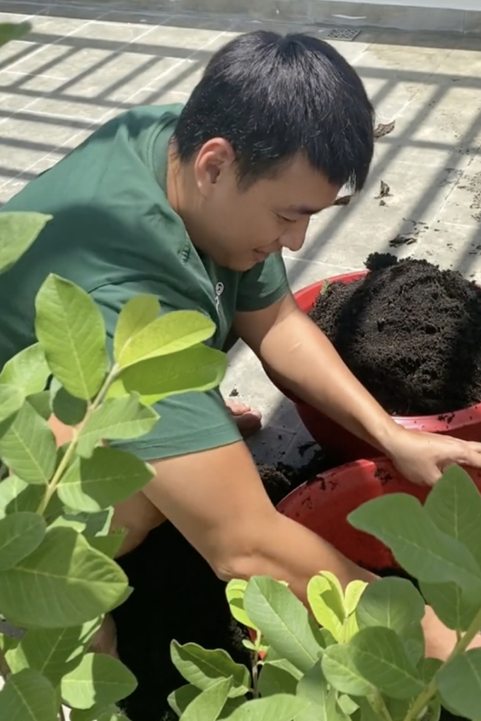 Ngọc Thuận bắt đầu trồng cây để tăng khoảng xanh cho nhà