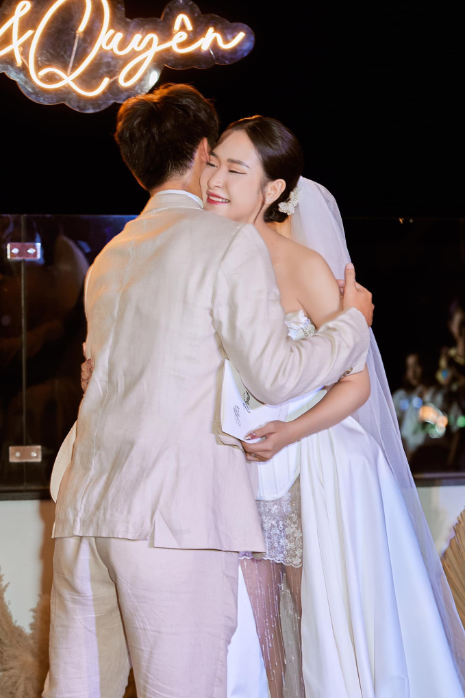 Cựu tuyển thủ U23 Việt Nam ôm vợ trong lễ cưới 
