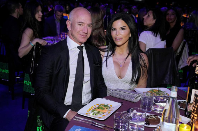 Jeff Bezos và vị hôn thê Lauren Sanchez 