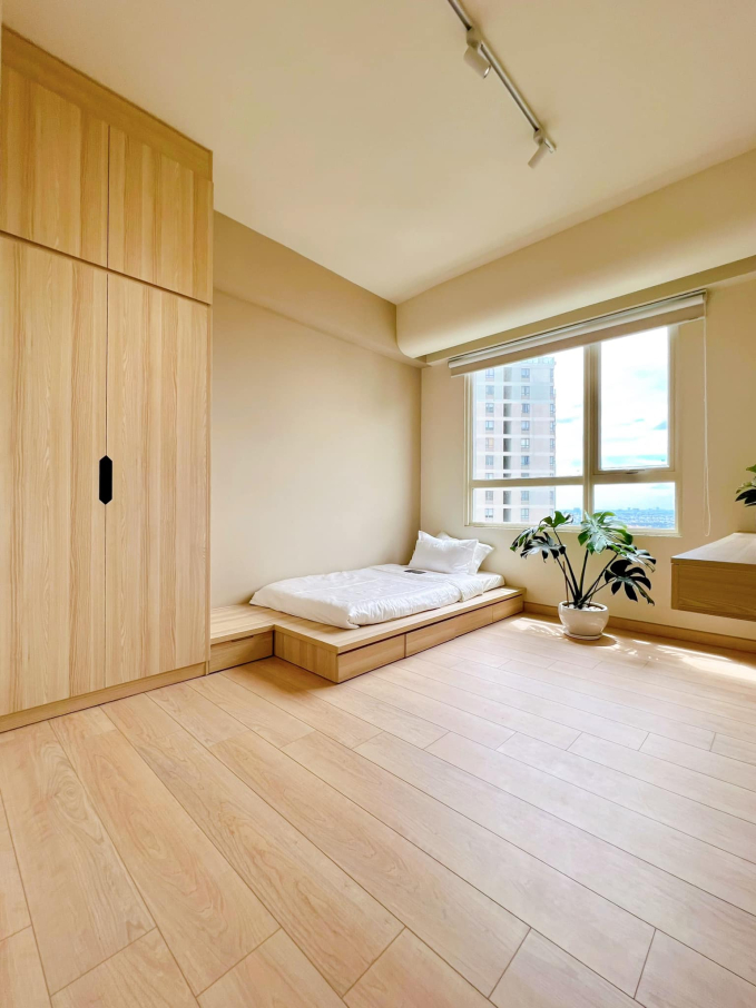 Ngôi nhà sử dụng nhiều đồ gỗ để làm nội thất, giúp không gian thêm ấm cúng và gần gũi