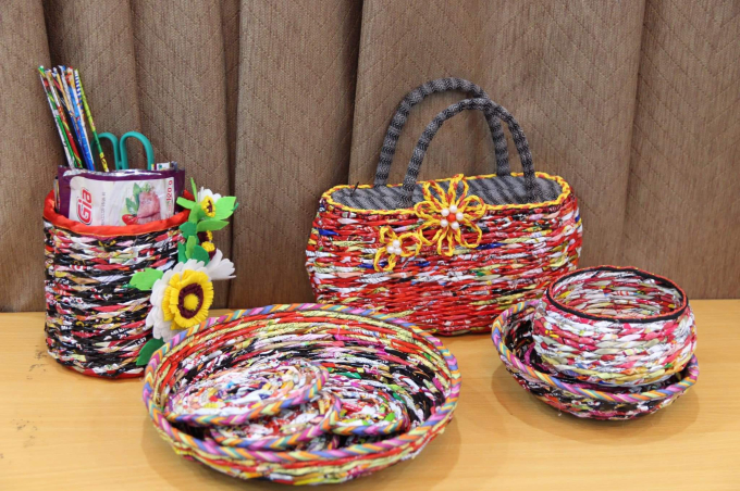 Các sản phẩm từ vỏ mì tôm của cô giáo Thảo và học trò