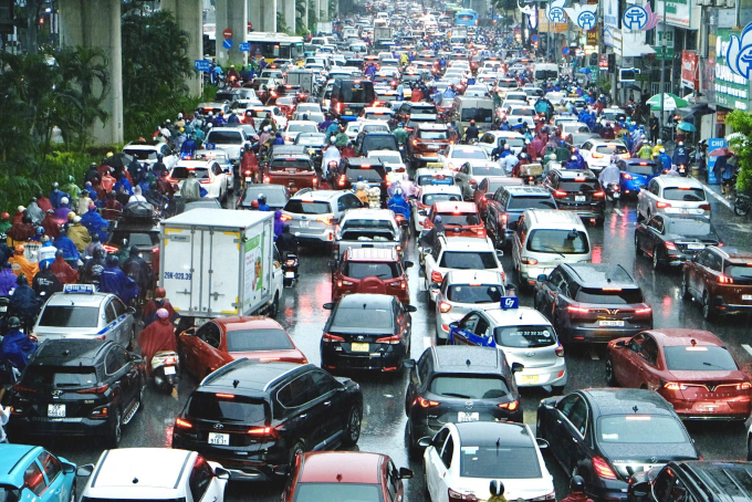 Giao thông tại đường Nguyễn Trãi trở nên hỗn loạn, nhiều người chỉ có thể bất lực 