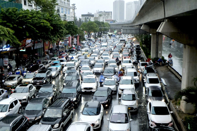 Do cơn mưa lớn đúng vào giờ cao điểm nên tại nhiều tuyến phố tại Hà Nội đã xảy ra tình trạng ùn tắc nghiêm trọng từ đầu giờ sáng cho đến trưa ngày 28/9