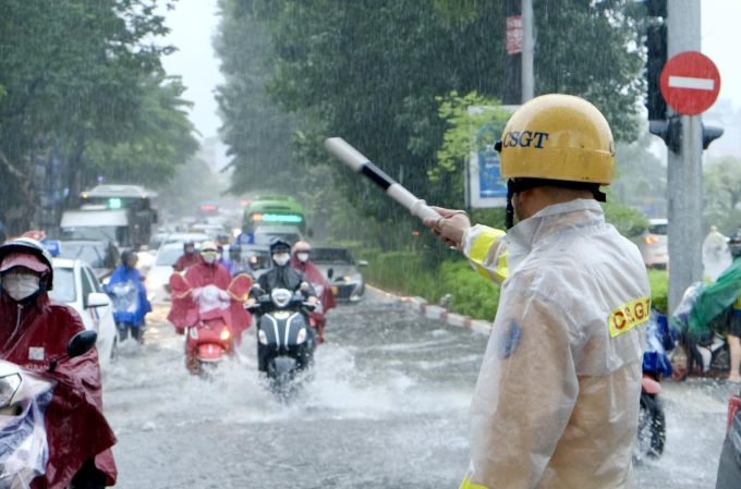 Lực lượng CSGT vẫn đội mưa làm nhiệm vụ, đảm bảo an toàn