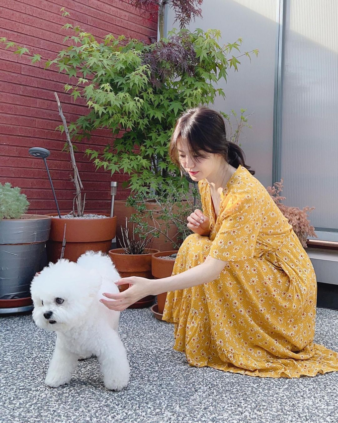  Váy hoa nhí cũng lọt top các item thời trang được Song Hye Kyo diện hàng ngày. Cô chọn phom dáng tương đối cổ điển cùng gam màu vàng nền nã nhằm tôn được làn da trắng và vẻ ngoài nhẹ nhàng, duyên dáng của bản thân.   
