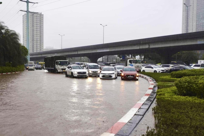 Đại lộ Thăng Long ngập nước do cơn mưa lớn sáng ngày 28/9