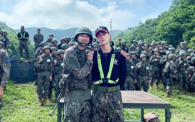 Jin (BTS) đang hoàn thành khóa huấn luyện nghĩa vụ quân sự