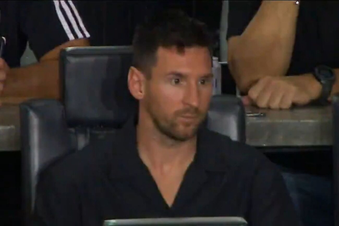 Messi lặng người khi đội nhà để thua bàn đầu tiên