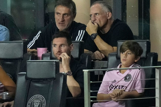 Phần lớn thời gian, Messi ngồi trầm tư. Bên cạnh siêu sao người Argentina là cậu con trai cả Thiago