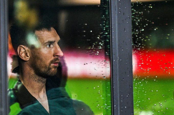 Nỗi buồn hiện rõ trên gương mặt của Messi